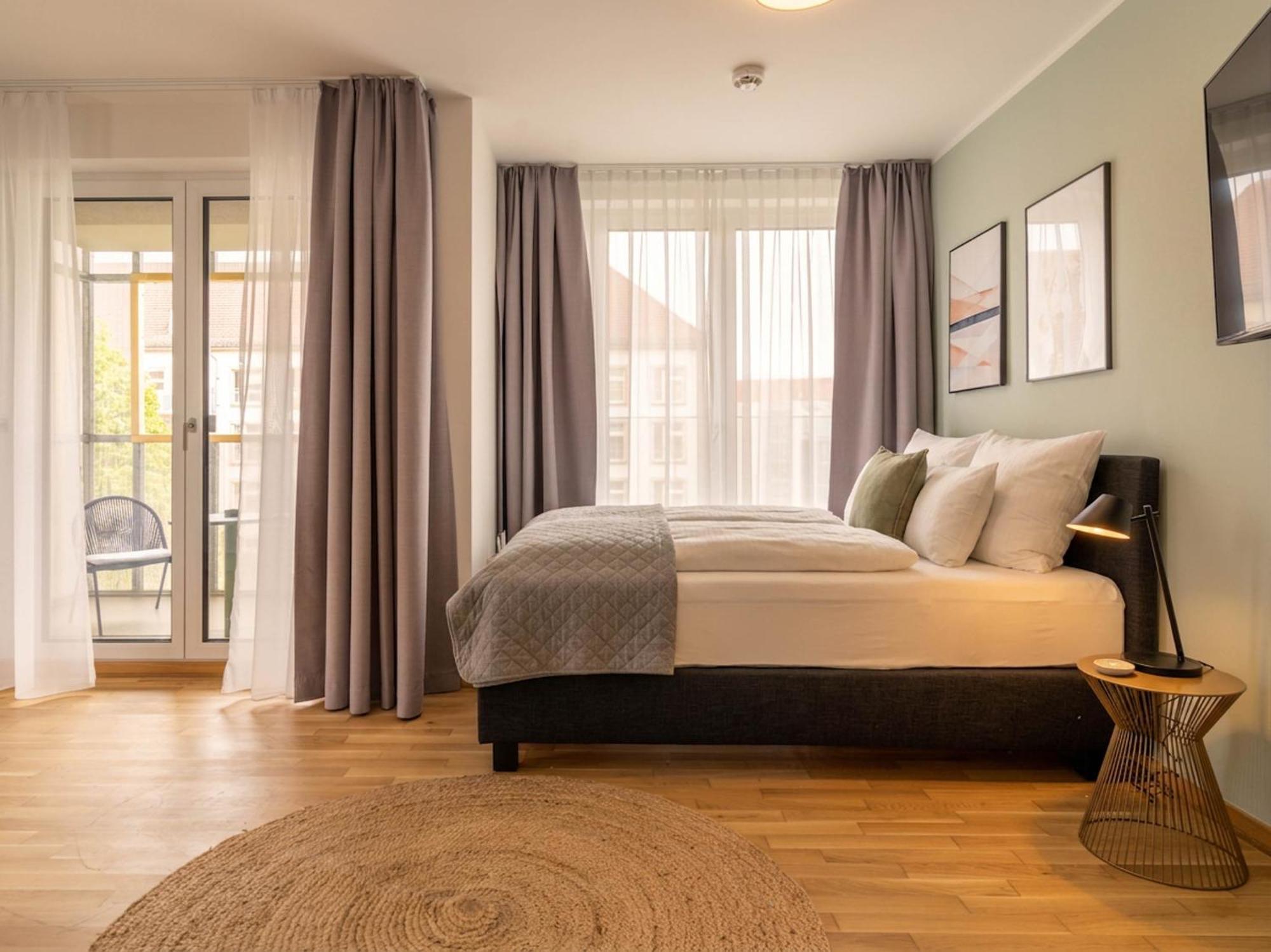 Suite L with loggia and street view